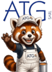 Mascotte panda roux ATG SARL souriante en salopette avec pot de peinture, saluant de la main.